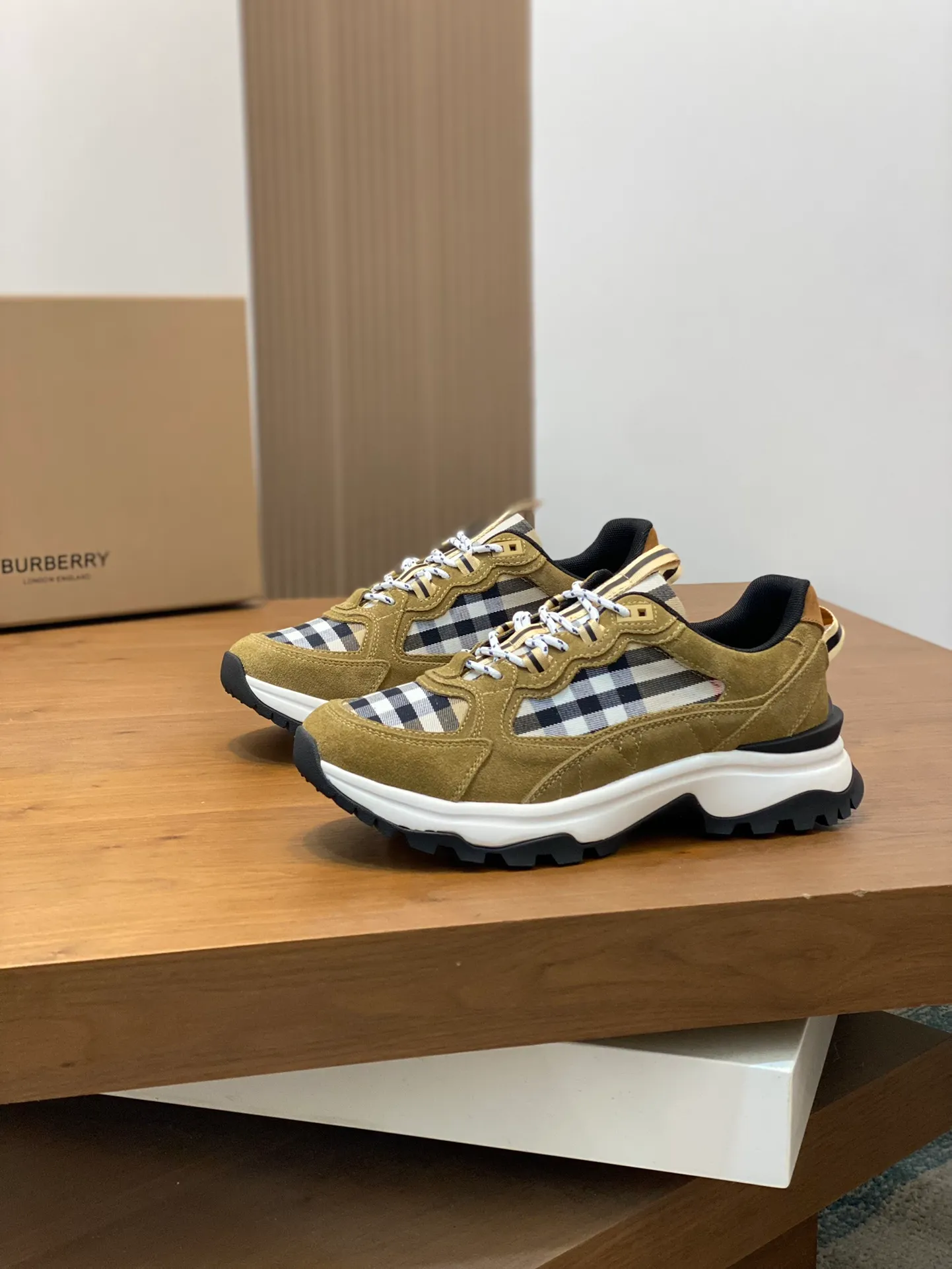 💰660 Burberry 2024🆕Ss men's classic low-cut thick-soled sneakers, made of first-grain cowhide and decorated with the new brand logo. First-layer cowhide foot pads, heel decorated with Burberry letter embossed logo, T men's men's shoes 💰U original outsole! Size: 39-44 (customized at 38.45)